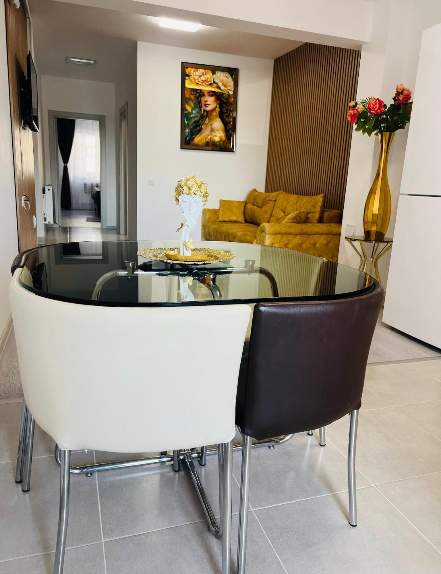 Gold House Apartment *